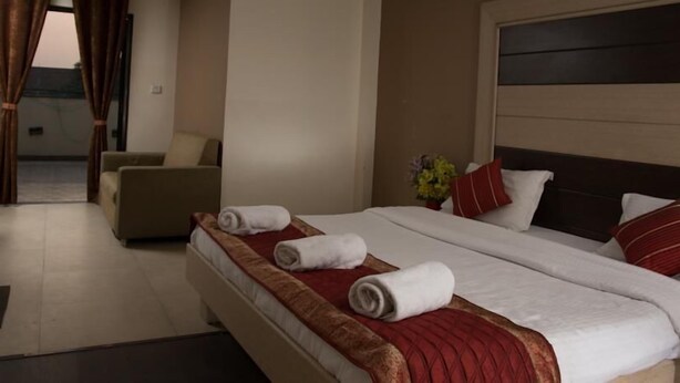 Deluxe Double Room, 1 King Bed | Minibar, in-room safe, desk, soundproofing - Pacific Inn Huda City Centre Sec 41 (Gurugram)