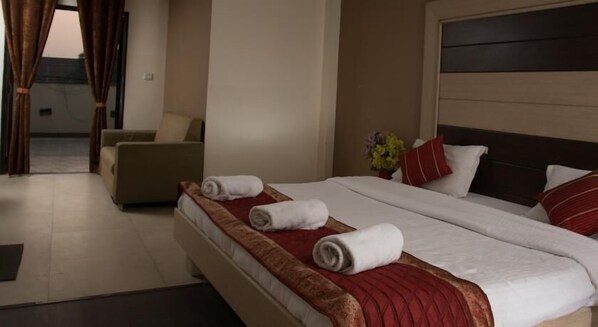 Deluxe Double Room, 1 King Bed | Minibar, in-room safe, desk, soundproofing - Pacific Inn Huda City Centre Sec 41 (Gurugram)