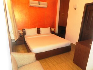 Deluxe Double or Twin Room - Tavisha Villa (Gurugram)