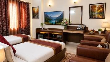 Bureau, espace de travail pour ordinateur portable, rideaux occultants