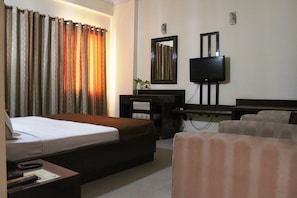 Quarto casal luxo, 1 cama King | Quartos à prova de som, Wi-Fi de cortesia, roupa de cama
