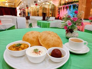 Daily full breakfast for a fee - Hotel Maiden Residency (Ghaziabad)