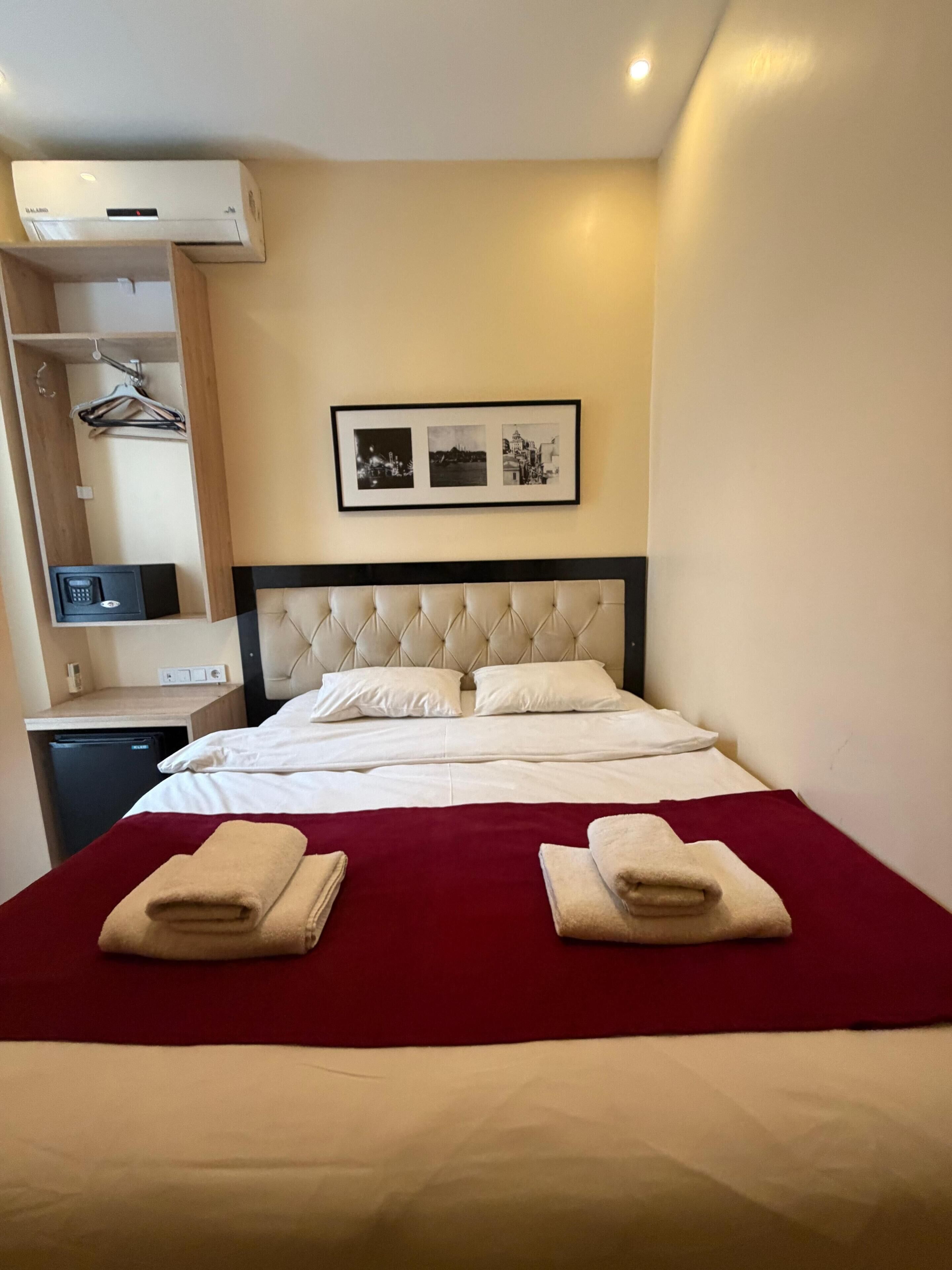 Economy Room | Minibar, in-room safe, soundproofing, cribs/infant beds