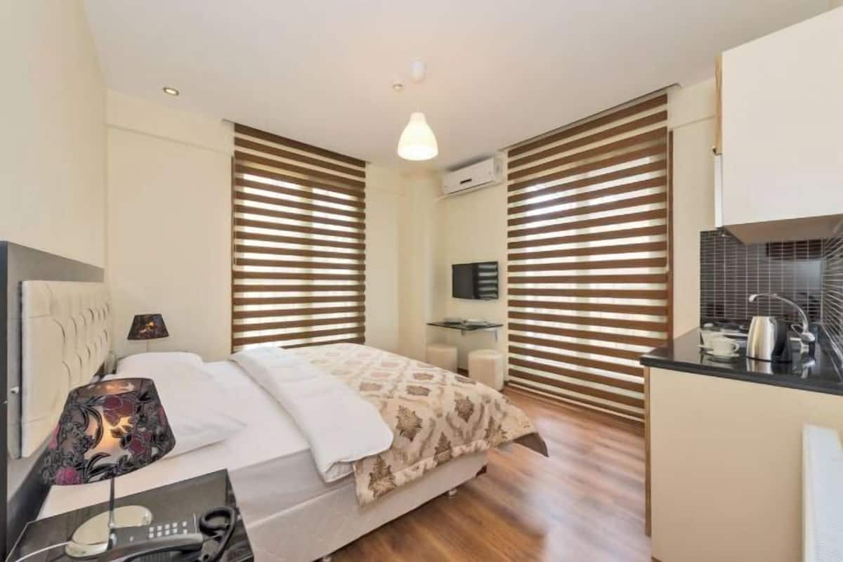 Minibar, brankas, kedap suara, dan tempat tidur bayi (biaya tambahan)
