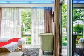 Superior Twin Room | Bar mini, peti besi dalam bilik, meja, Wi-fi percuma