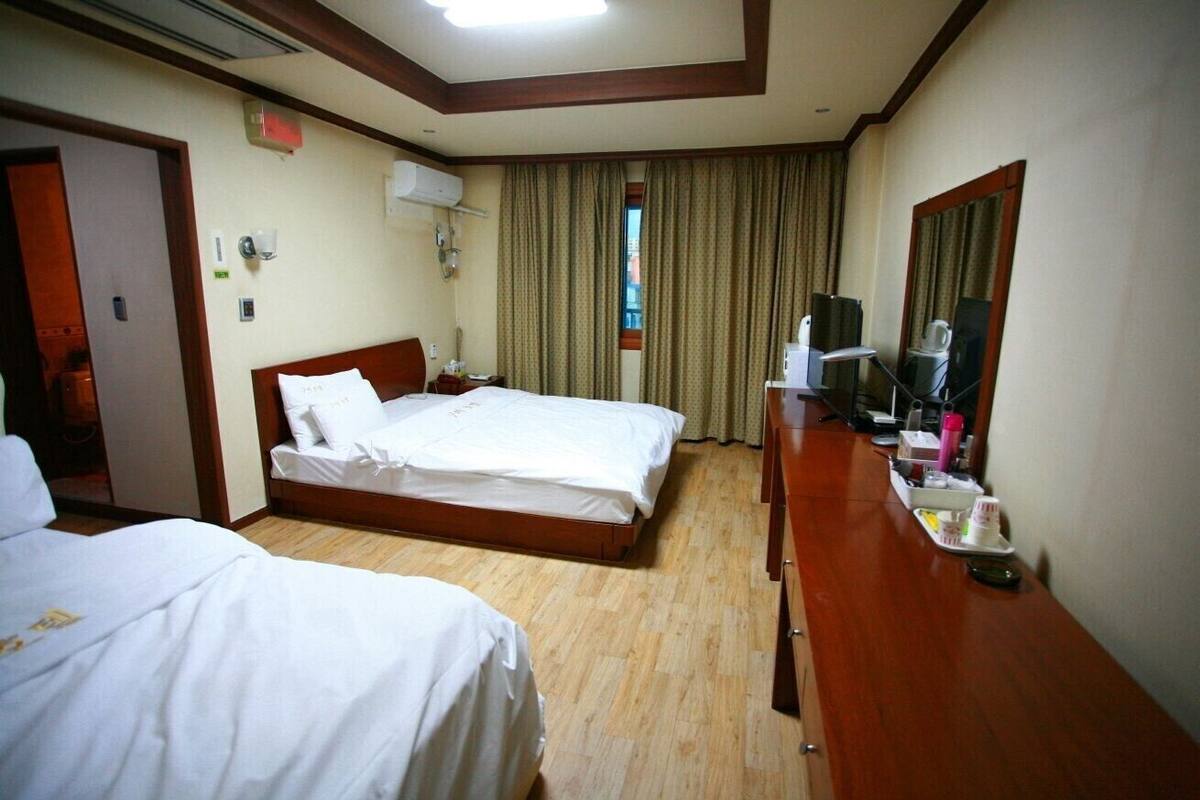 Deluxe Twin Room, 2 Bedrooms | In-room safe, desk, free WiFi