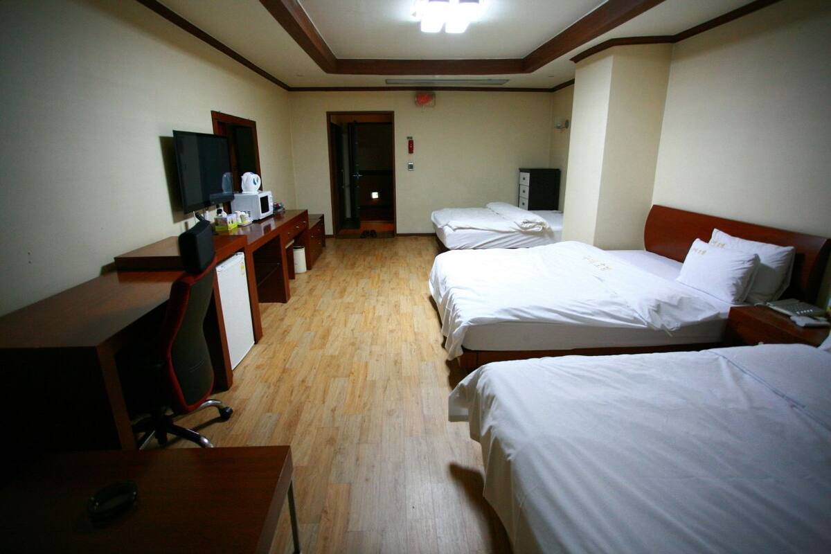 Deluxe Triple Room, 3 Bedrooms | In-room safe, desk, WiFi (free)