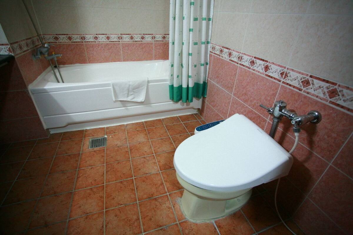 Deluxe Double Room, 1 Queen Bed | Bathroom | Deep soaking tub, free toiletries, hair dryer (on request), slippers