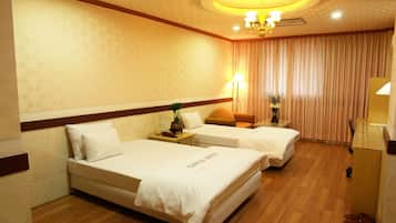 In-room safe, desk, free WiFi