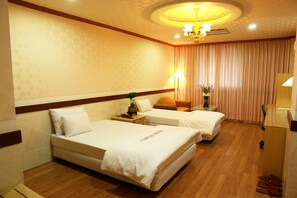 In-room safe, desk, free WiFi