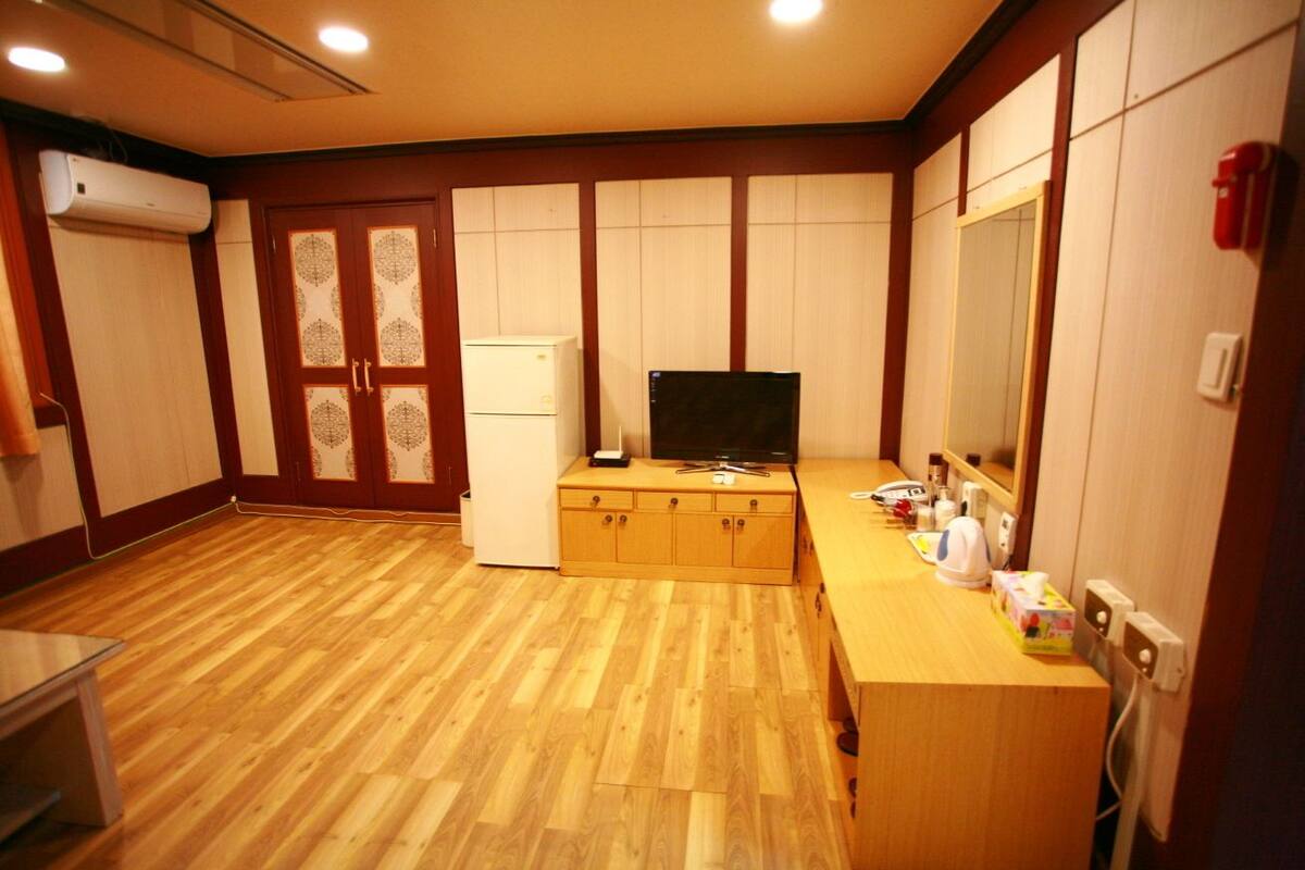 Deluxe Room (Ondol) | In-room safe, desk, WiFi (free)