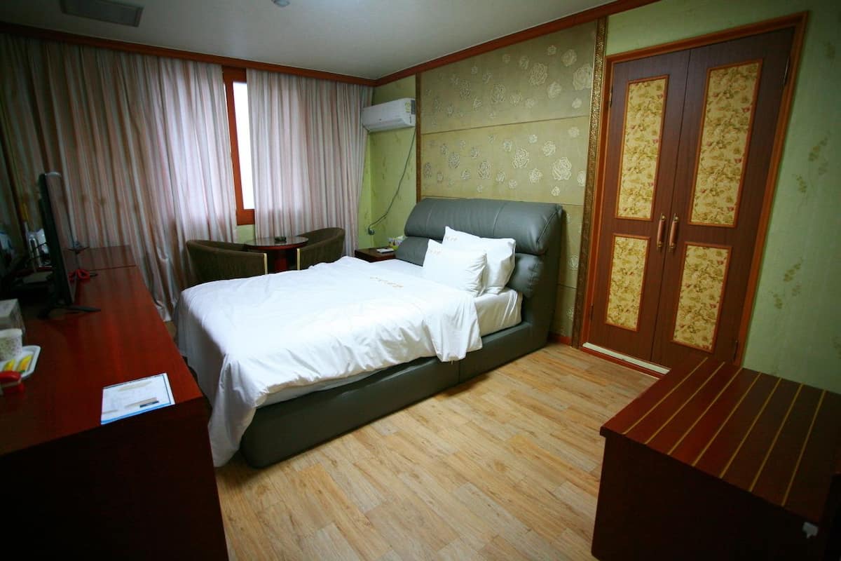 Standard Double Room | In-room safe, desk, WiFi (free)