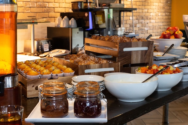 Breakfast, lunch, dinner served; Irish cuisine