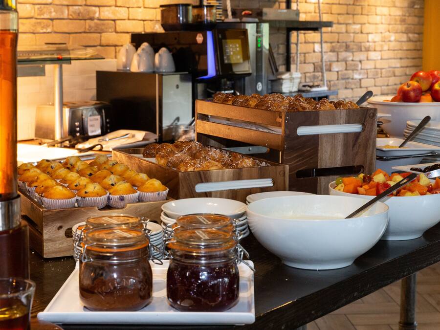 Breakfast, lunch, dinner served; Irish cuisine