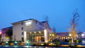 Een hotel met een modern design, met een opvallend ‘HOTEL’ bord op de gevel.