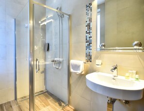 Triple room with parking spot | Bathroom | Designer toiletries, hair dryer, bathrobes, slippers - Hotel Mint (Belgrade)