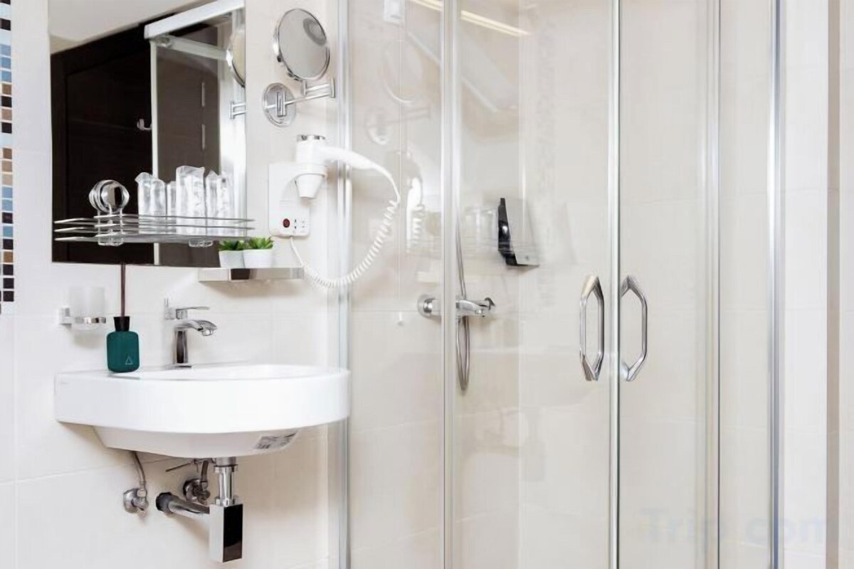 Baño | Amenidades de baño de diseñador, secadora de cabello, batas, pantuflas