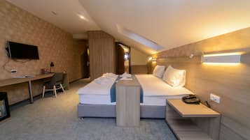 Queen room with parking spot | 高級寢具、迷你吧、房內夾萬、書桌