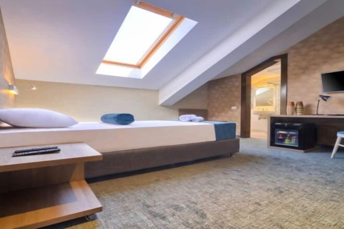 Premium bedding, minibar, in-room safe, desk