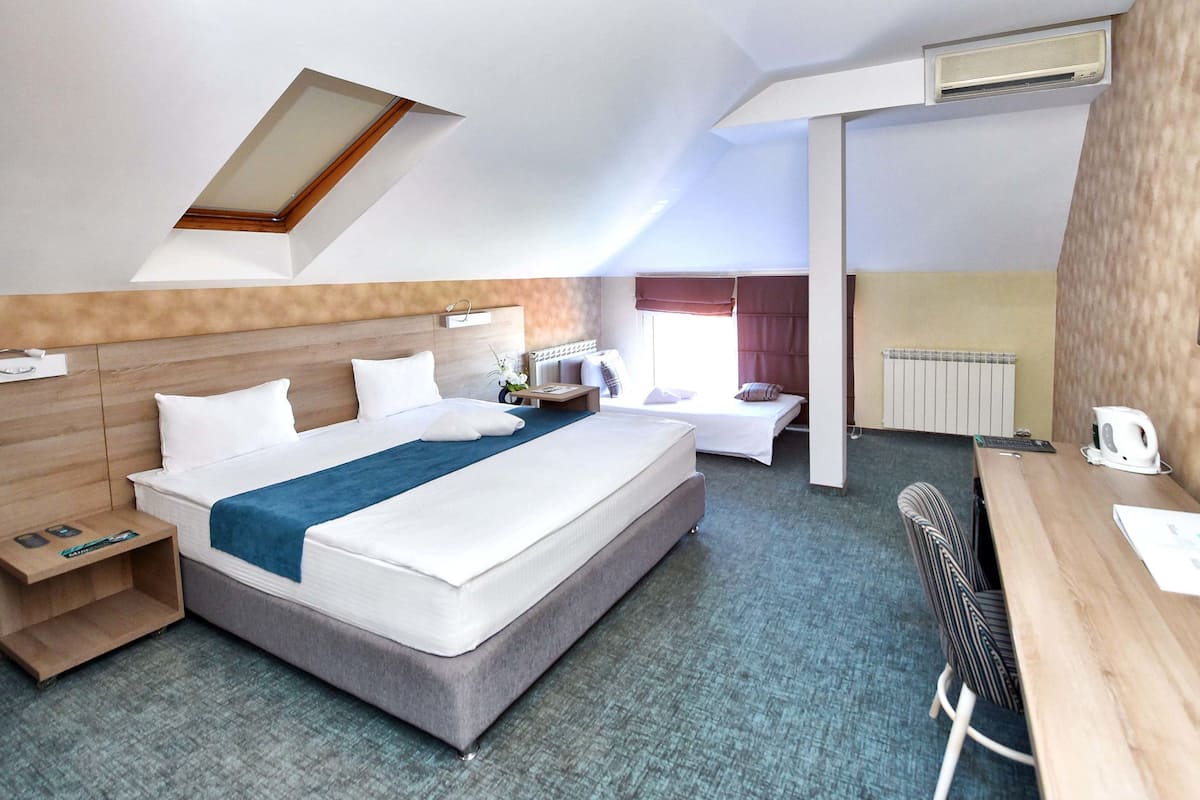 Triple room with parking spot | Premium-sengetøj, minibar, pengeskab på værelset, skrivebord