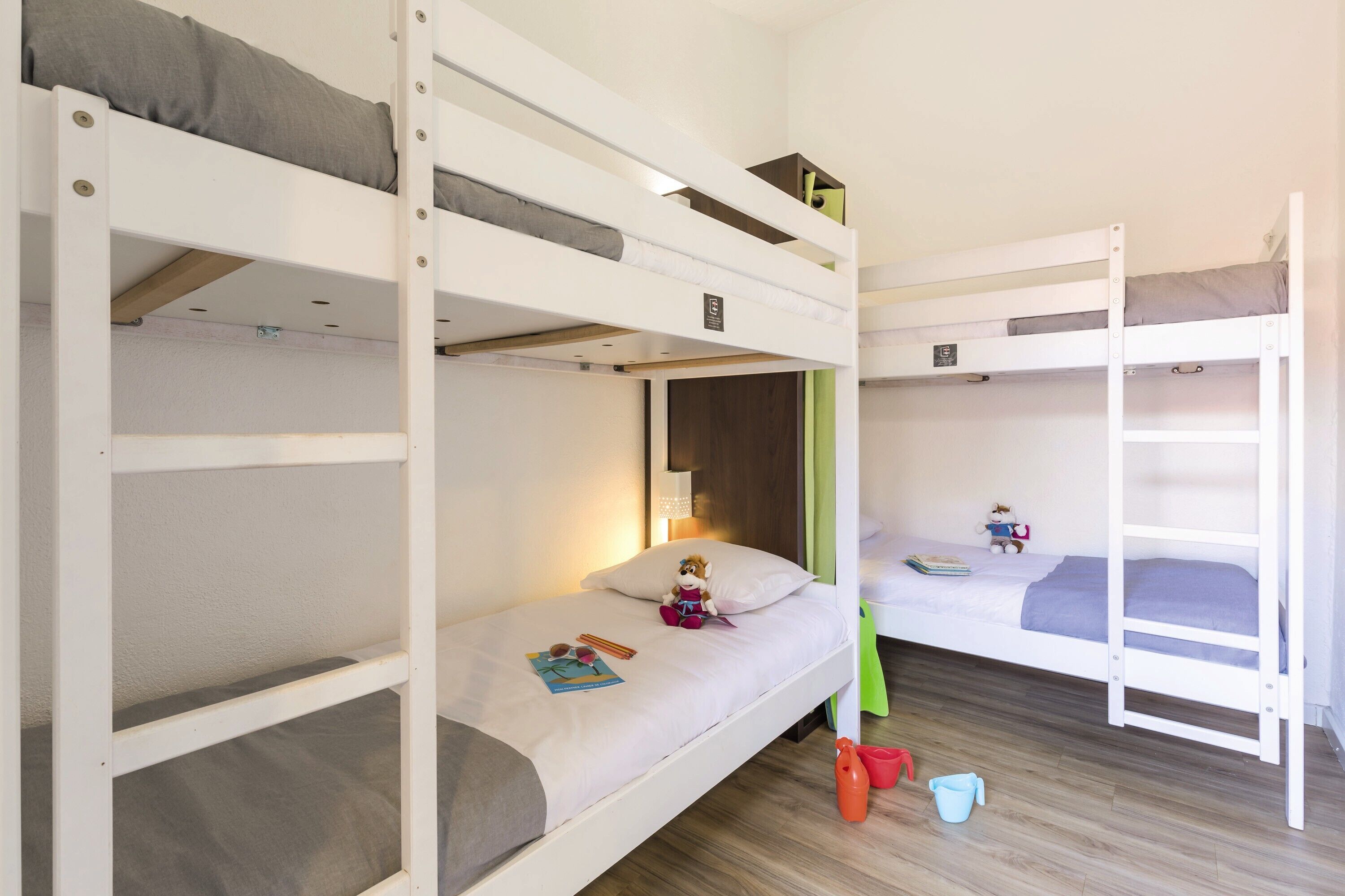 Chambre Familiale, 2 chambres, terrasse (Classic) | 2 chambres, coffres-forts dans les chambres, fer et planche à repasser