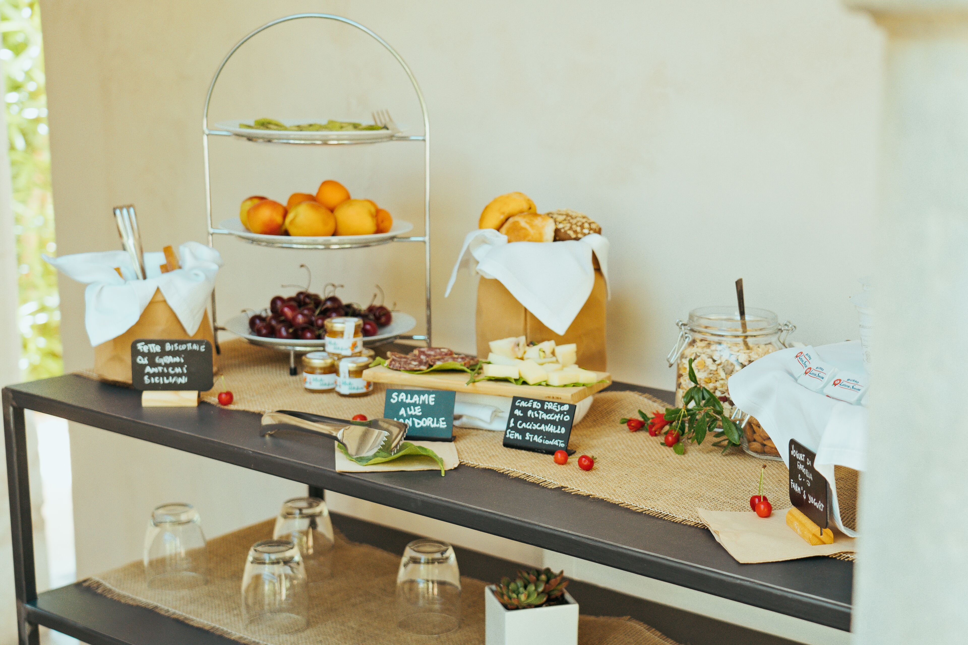 Ein reichhaltiges Buffet mit verschiedenen Speisen und Beschriftungen in einem Restaurant.