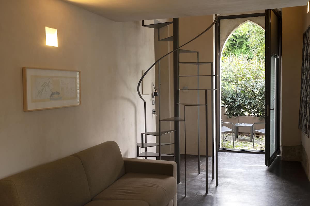 Junior suite (2 Floors) | 1 slaapkamer, donzen dekbedden, een minibar, een kluis op de kamer