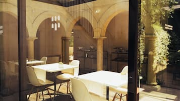 Petit déjeuner à emporter (12 EUR par personne)