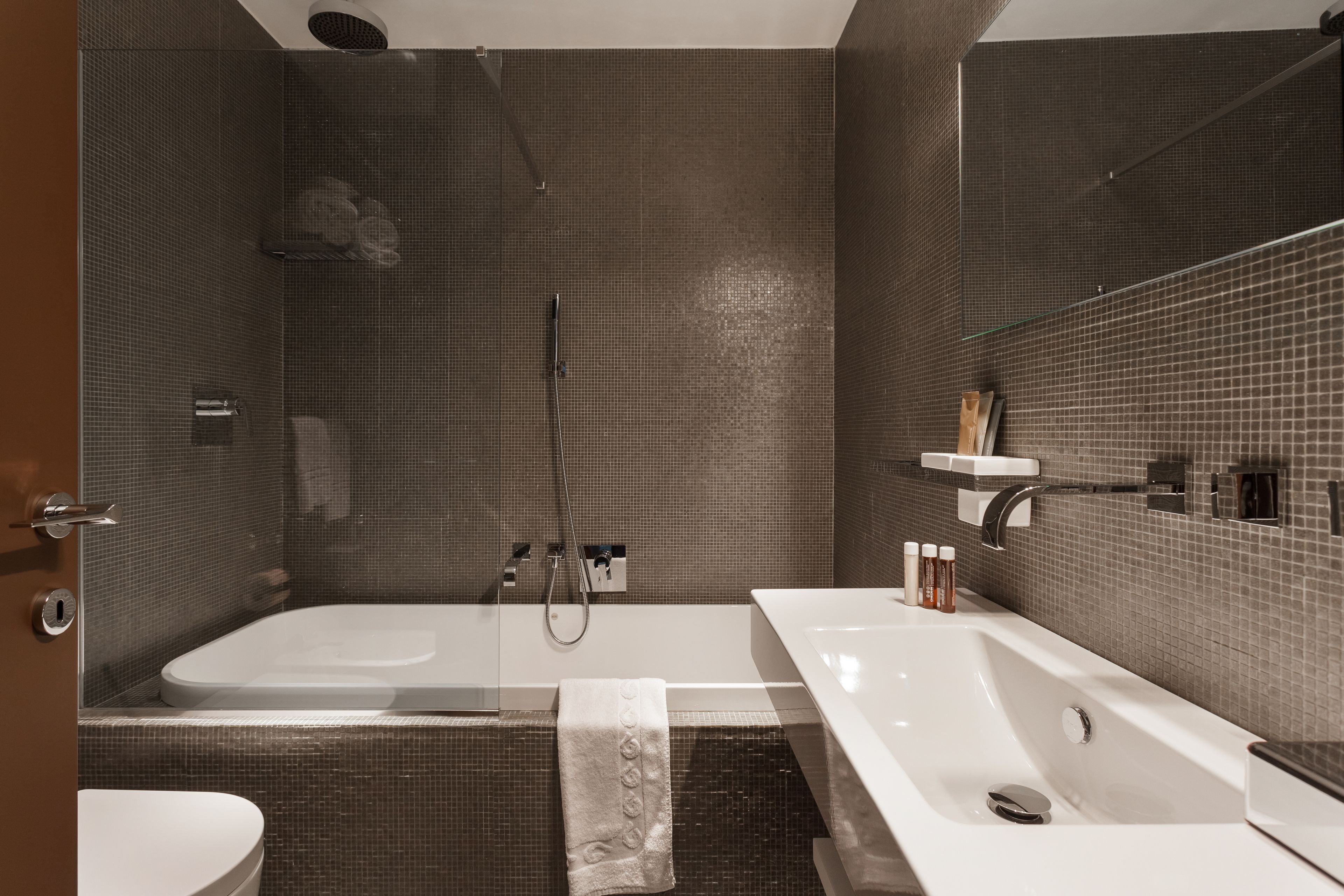 hydromassage showerhead, free toiletries, hair dryer, slippers