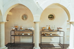 Buffet déjeuner gratuit tous les jours