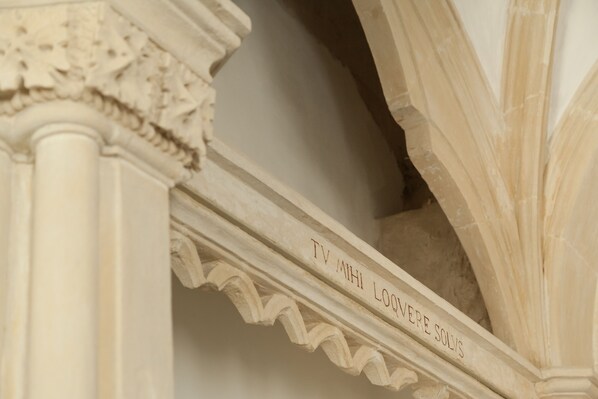 A close-up of a white architectural detail with carved text. - Villa Boscarino Boutique Hotel & Spa (Ragusa)