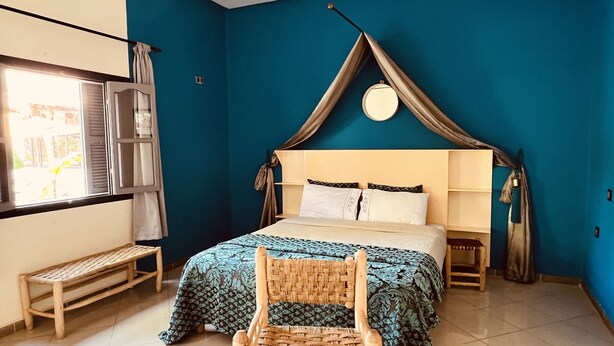 A bedroom with a canopy bed, a bench, and a view of the outside. - Villa Florentine Marrakech (Marrakech)