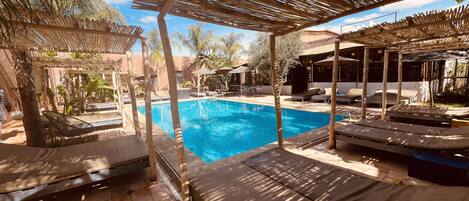 Udendørs pool, parasoller, liggestole