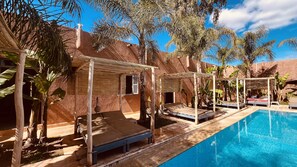 Outdoor pool, pool umbrellas, sun loungers - Villa Florentine Marrakech (Marrakech)