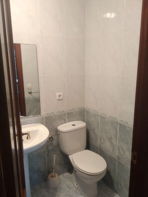 Chambre Triple | Salle de bain | Ensemble douche/baignoire, articles de toilette gratuits, sĂšche-cheveux