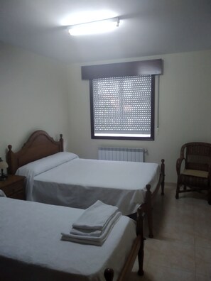 Driepersoonskamer | Luxe beddengoed, verduisterende gordijnen, babybedden (toeslag)