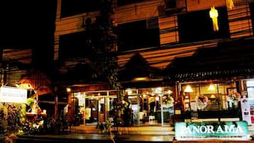 Bagian depan properti - sore/malam