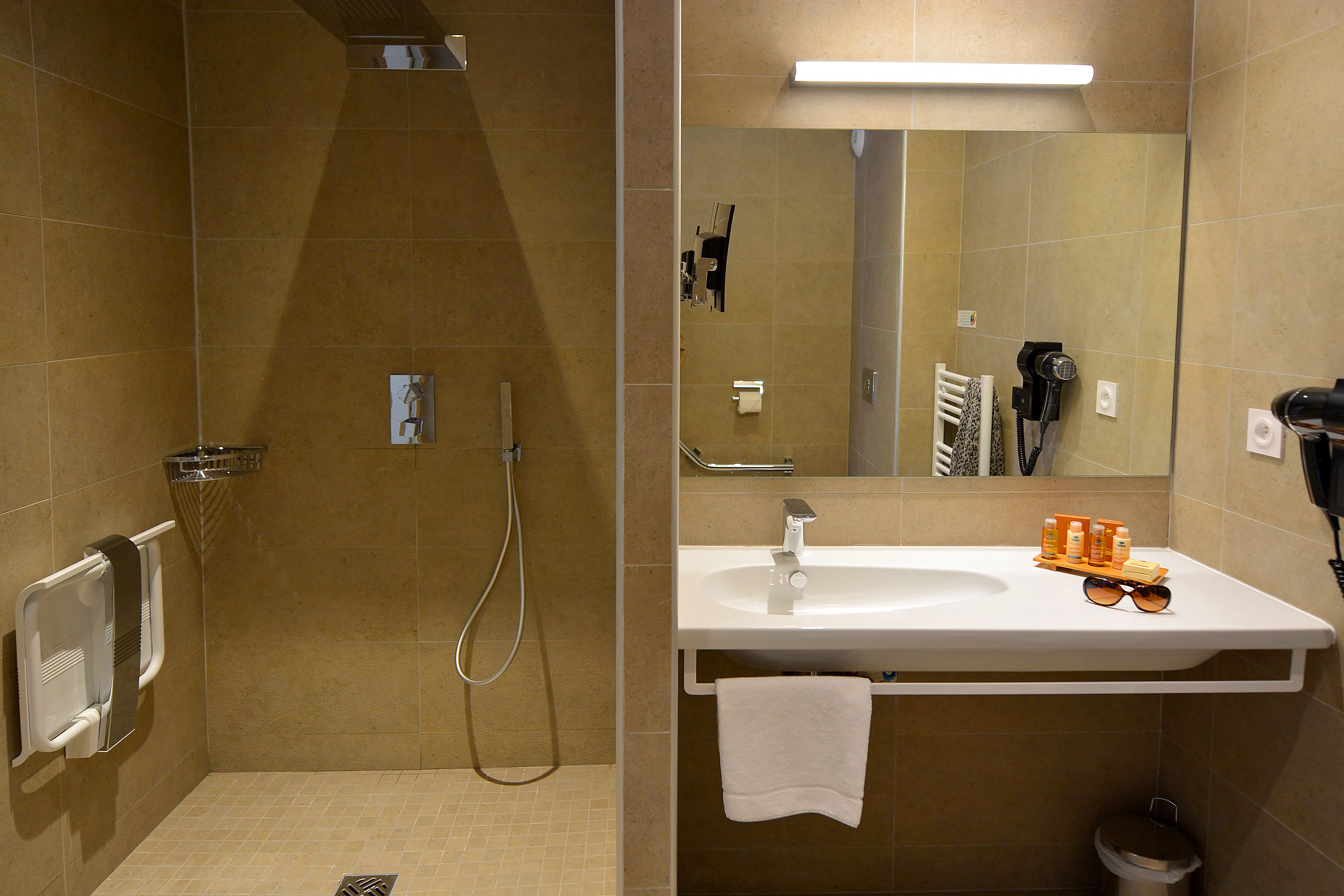 standard double room, accessible, sea view | bathroom | shower, free toiletries, hair dryer, bathrobes