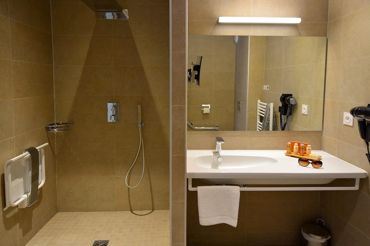standard double room, accessible, sea view | bathroom | shower, free toiletries, hair dryer, bathrobes