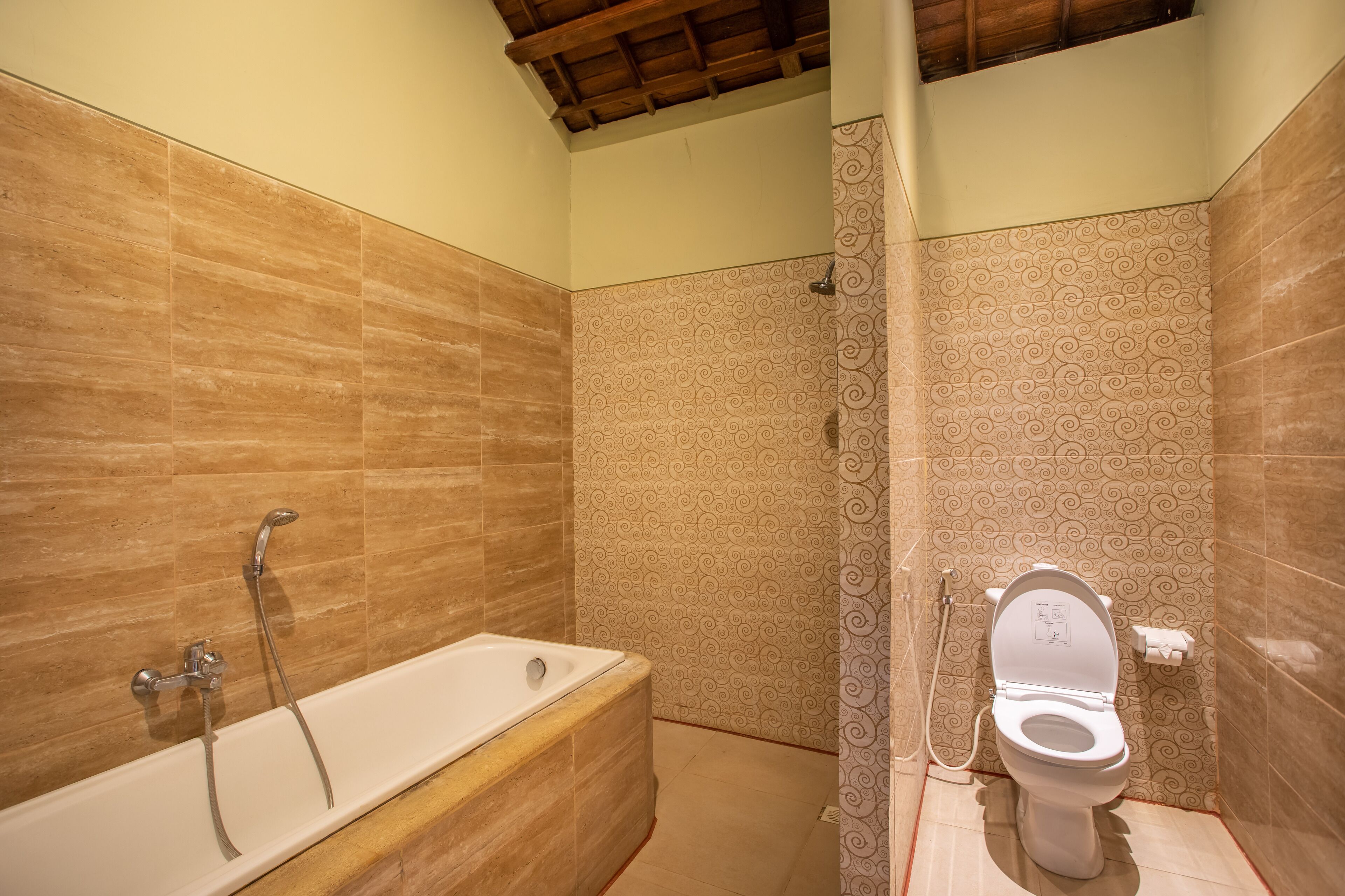 Un baño con bañera, inodoro y ducha.