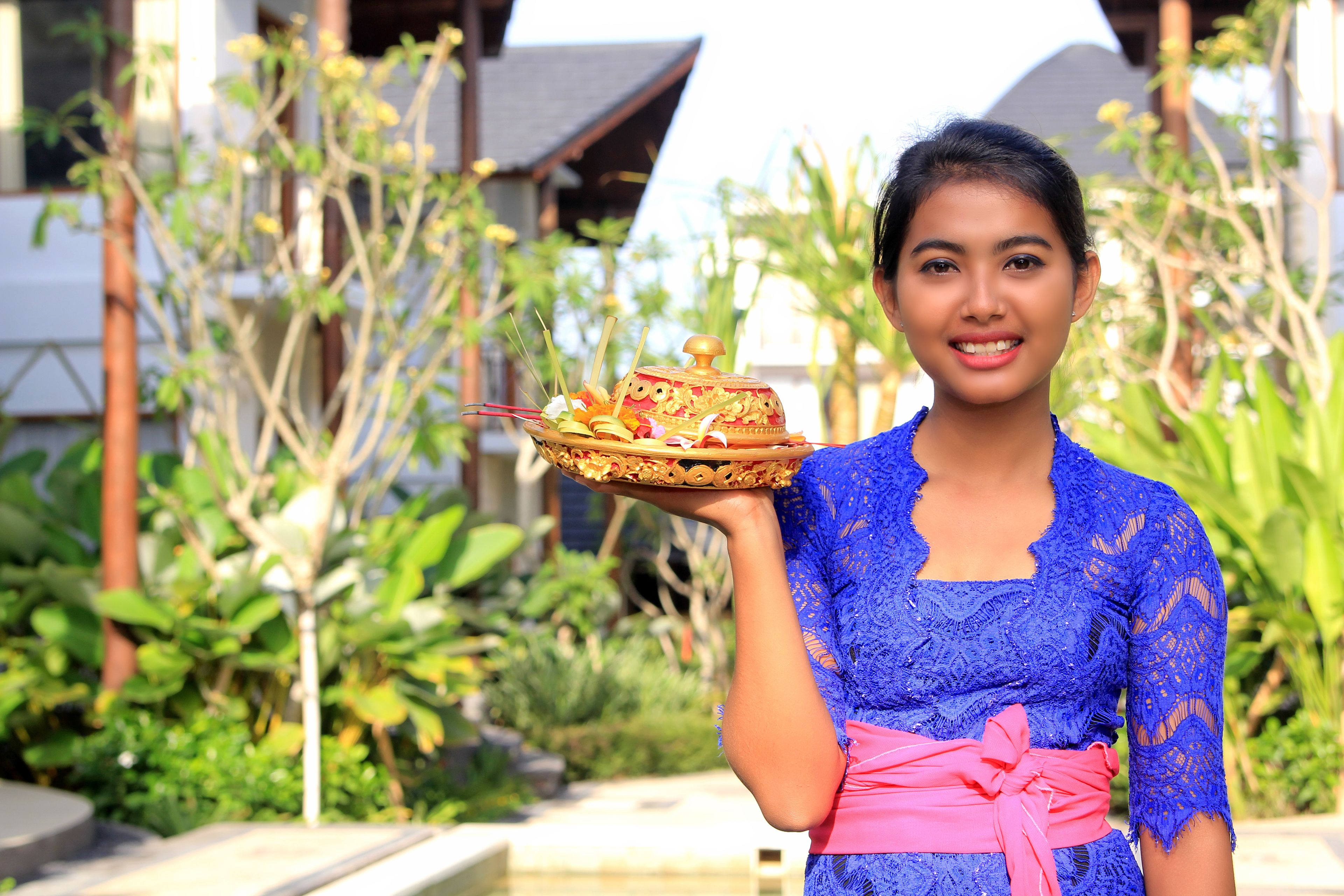 body treatments, aromatherapy, hot stone massages, facials, reflexology