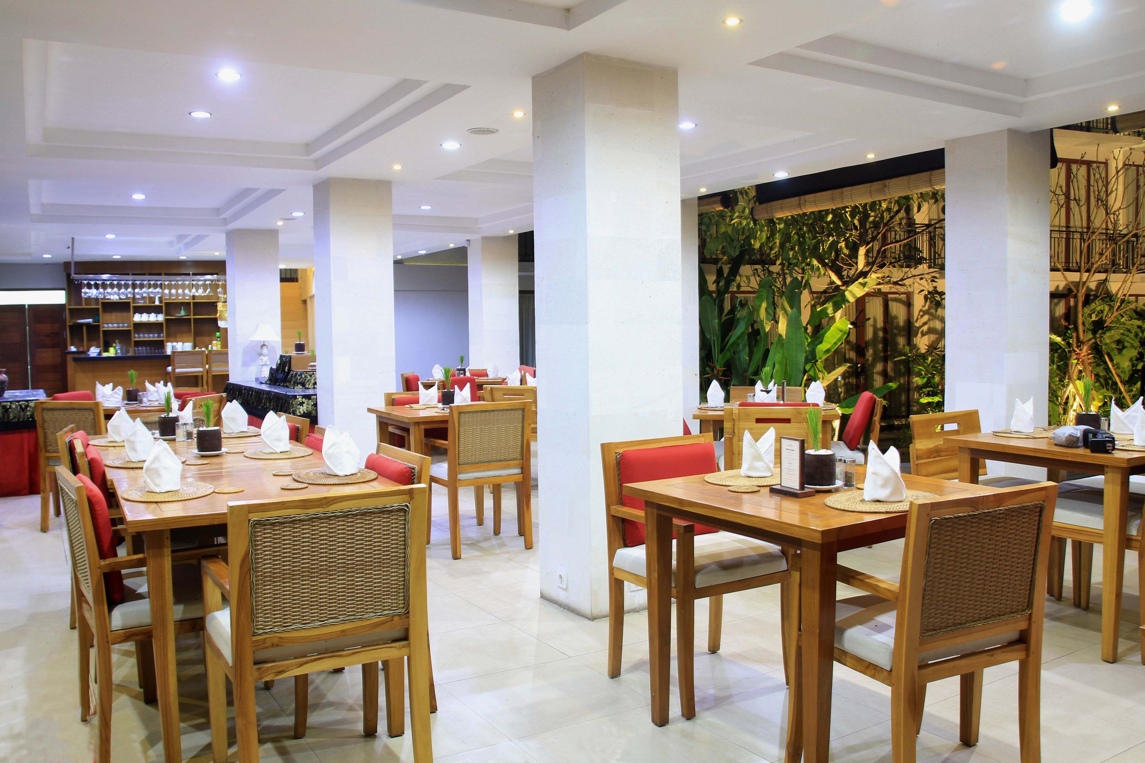 breakfast, lunch, dinner served; international cuisine