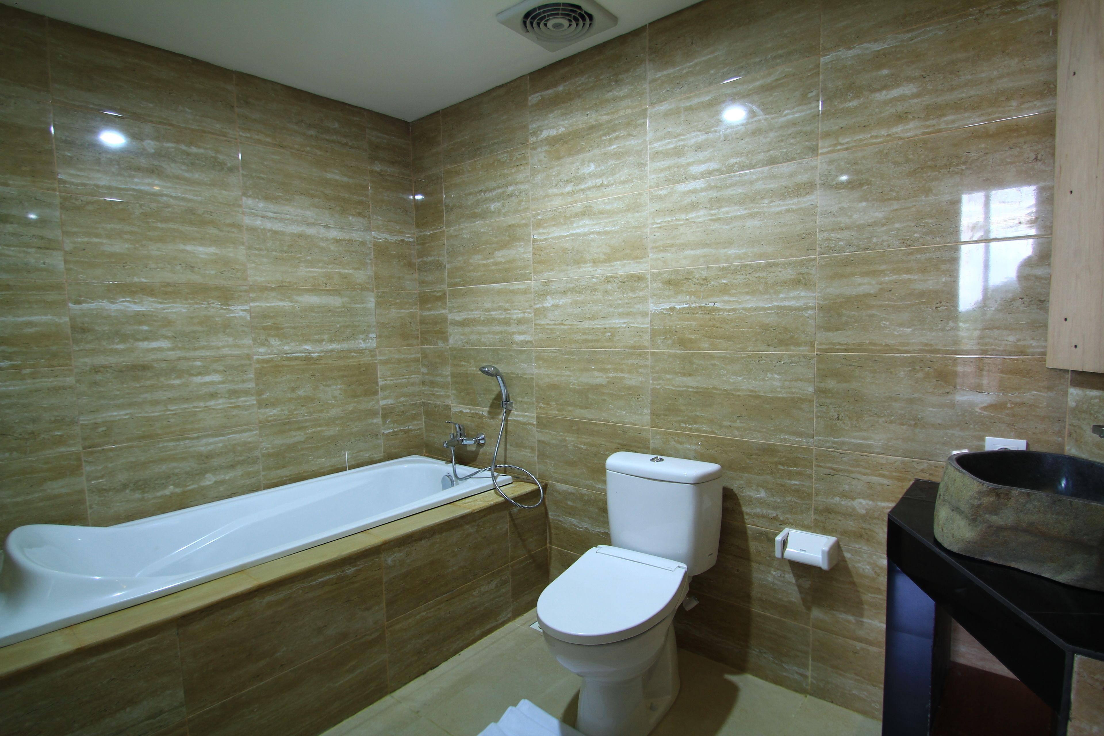 Une salle de bain avec une baignoire, des toilettes et un lavabo.
