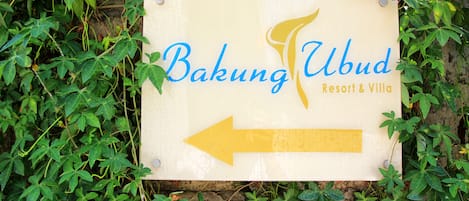 A sign for Bakung Ubud Resort & Villa with an arrow pointing left.