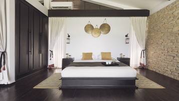 Minibar, caja de seguridad en la habitación y muebles diferentes