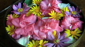 A bowl filled with various flowers.