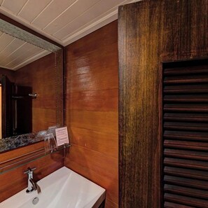 Badkamer met wastafel