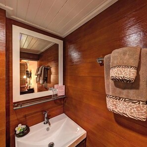 Badkamer met wastafel