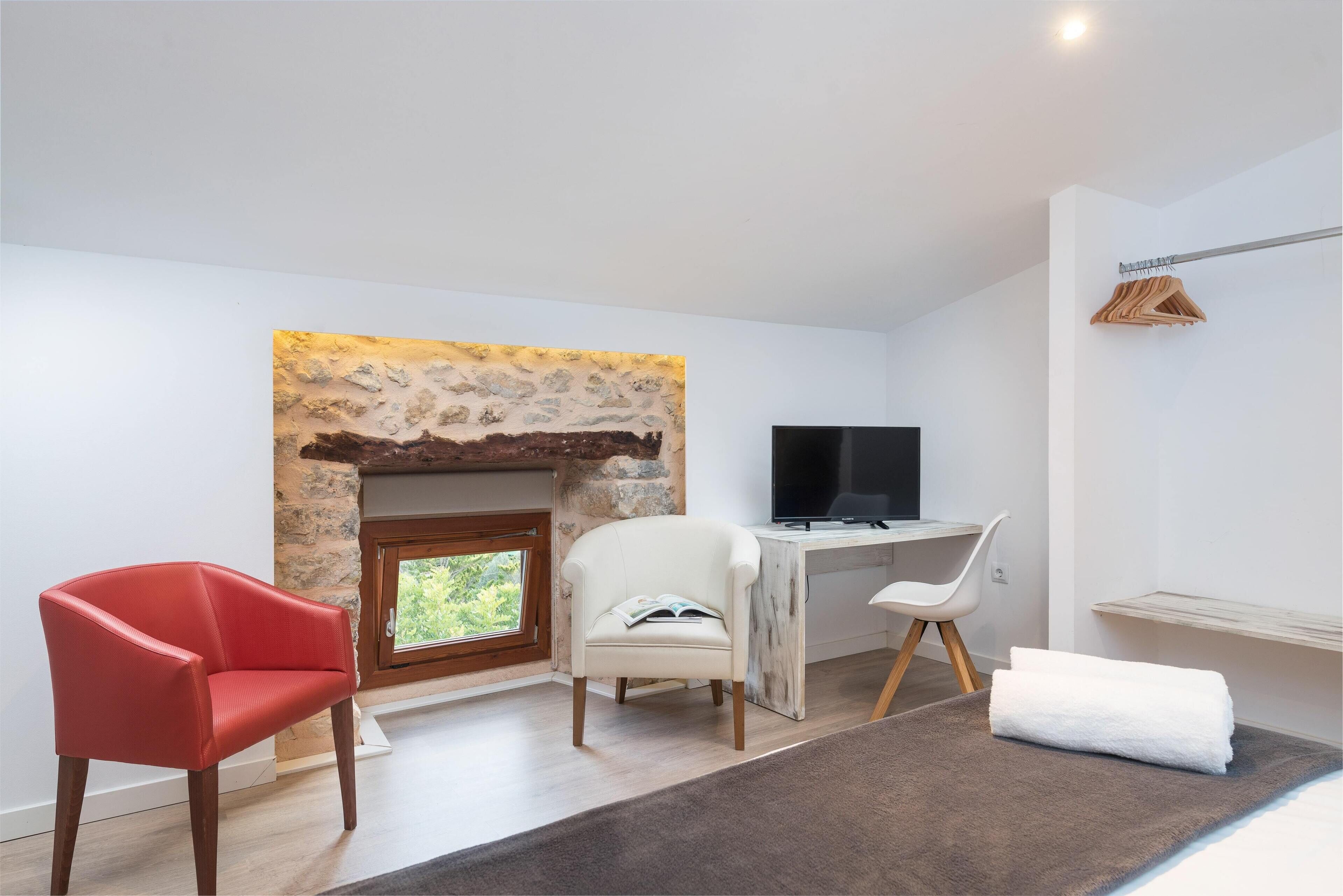 deluxe single room | individually decorated, individually furnished, desk, free wifi