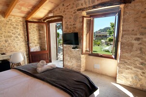 Quarto casal superior, vista para o jardim, ao lado da piscina | Escrivaninha, Wi-Fi de cortesia, individualmente decorados